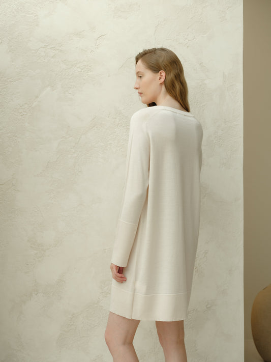 Kurzes Kleid mit Rundhalsausschnitt aus extrafeinem Merino, Foto 2