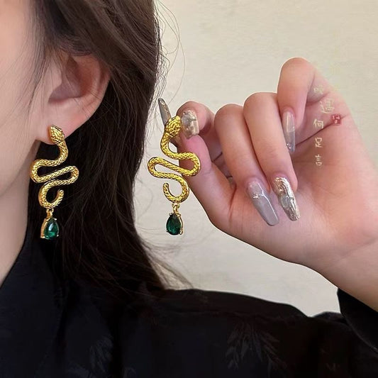 Boucles d'Oreilles Serpent Zircon Vert Femme porté(e) sur mannequin | Voltelan