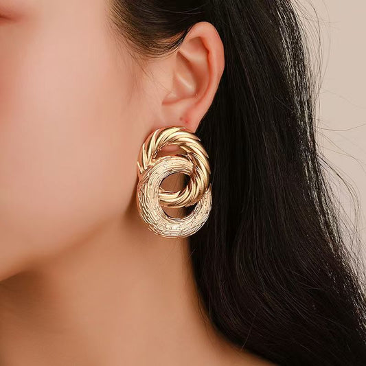 Boucles d'Oreilles Cercles Torsadés Femme porté(e) sur mannequin | Voltelan
