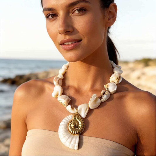 Collier Coquillage Nacré porté au cou