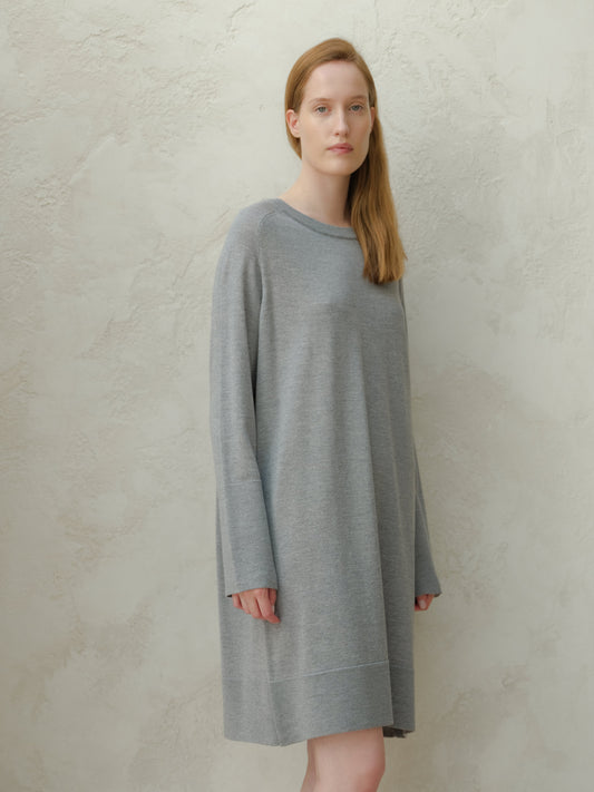 Kurzes Kleid mit Rundhalsausschnitt aus extrafeinem Merino, Foto 1
