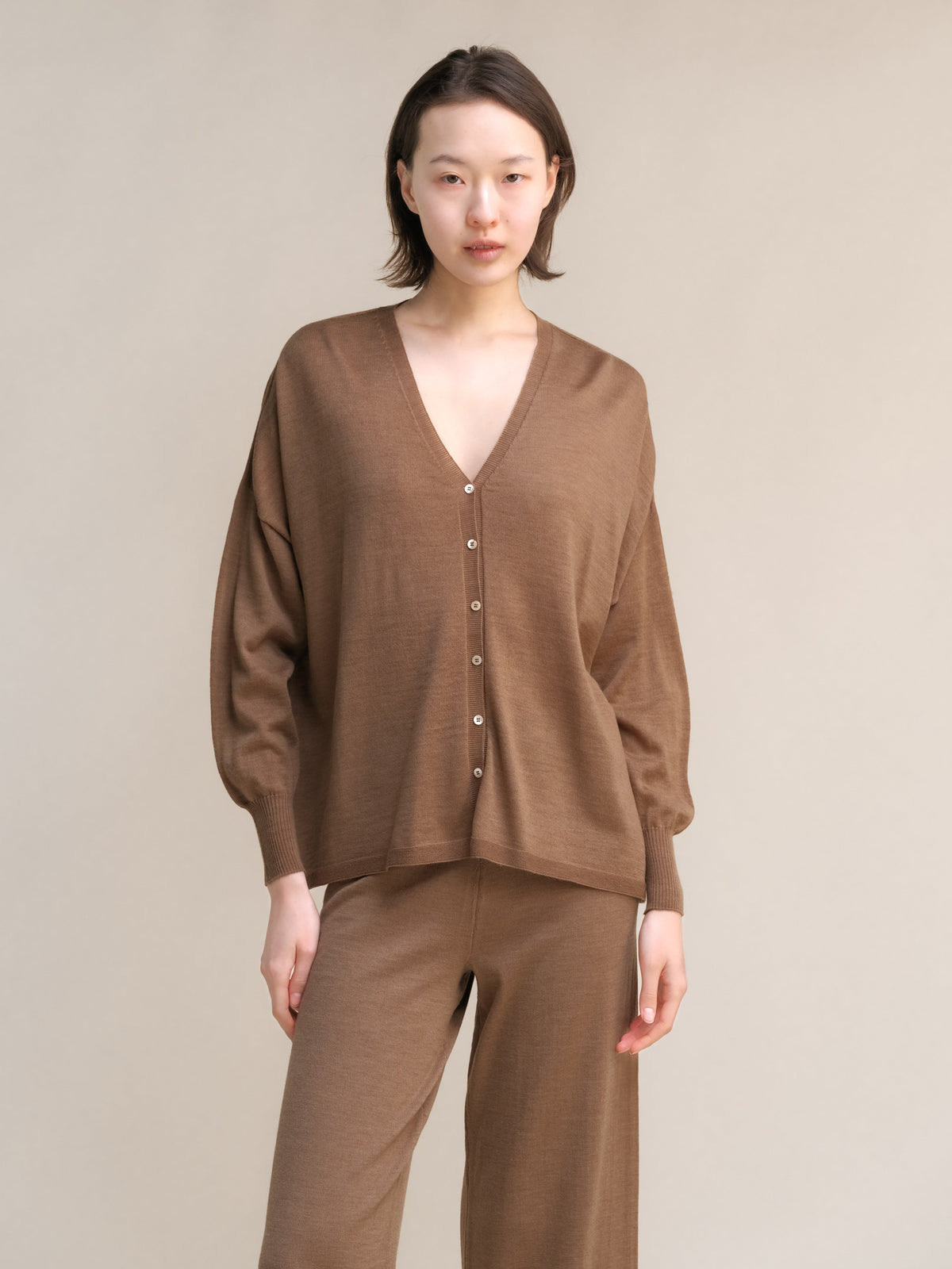 Cardigan col V en laine mérinos extra fine, photo 11
